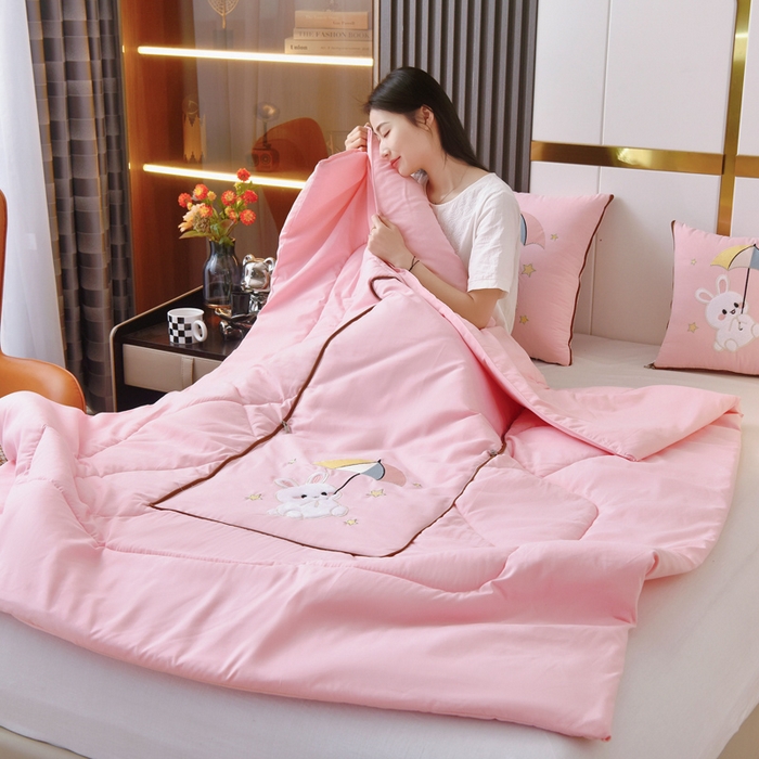 91家纺网 家纺一手货源 找家纺 阳光依佰 2023新款磨毛贴布绣四季款抱枕被-梦里兔 梦里兔-粉色