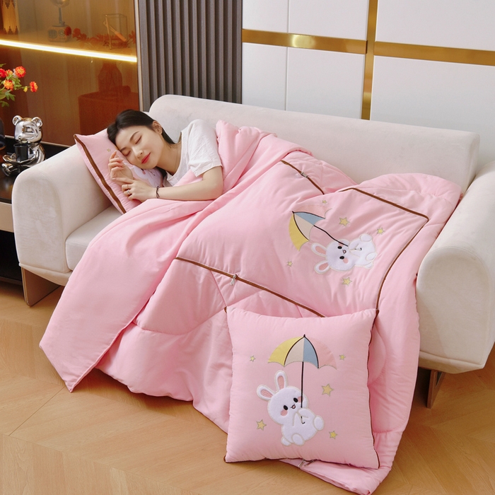 91家纺网 家纺一手货源 找家纺 阳光依佰 2023新款磨毛贴布绣四季款抱枕被-梦里兔 梦里兔-粉色