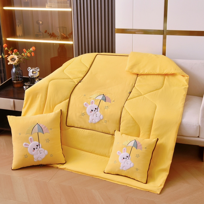 91家纺网 家纺一手货源 找家纺 阳光依佰 2023新款磨毛贴布绣四季款抱枕被-梦里兔 梦里兔-明黄
