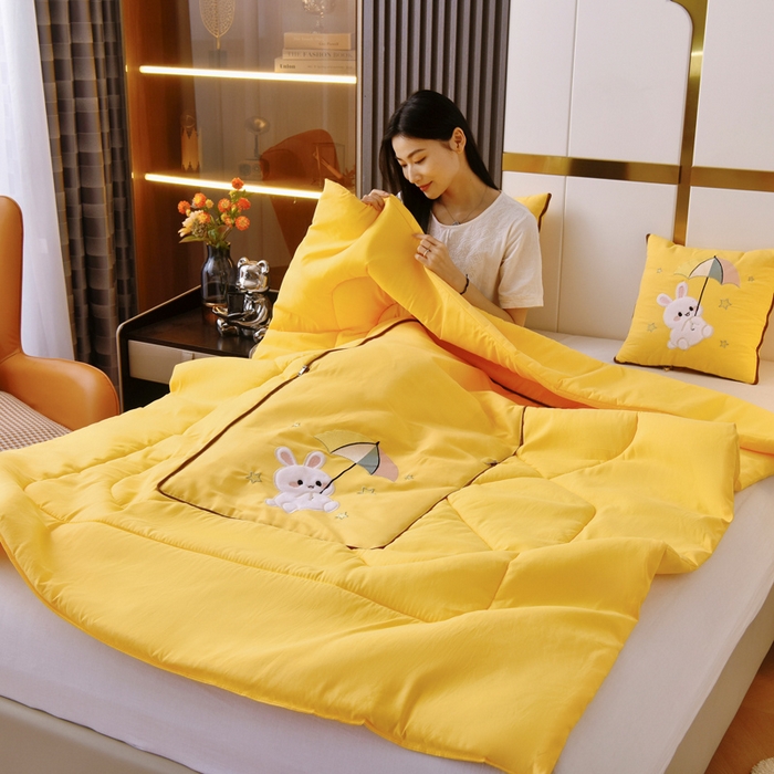 91家纺网 家纺一手货源 找家纺 阳光依佰 2023新款磨毛贴布绣四季款抱枕被-梦里兔 梦里兔-明黄