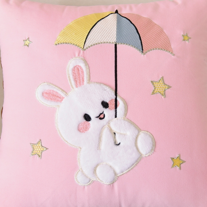 91家纺网 家纺一手货源 找家纺 阳光依佰 2023新款磨毛贴布绣四季款抱枕被-梦里兔 梦里兔-粉色