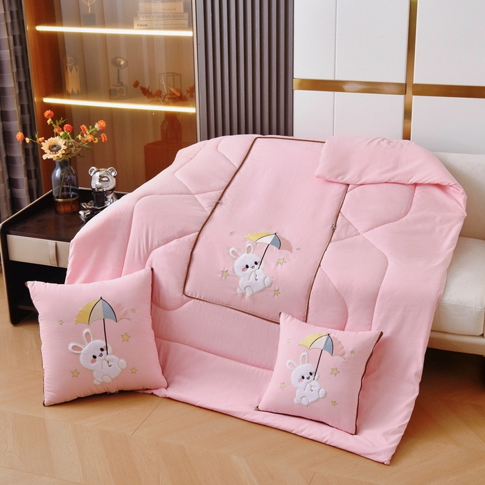 91家纺网 家纺一手货源 找家纺 阳光依佰 2023新款磨毛贴布绣四季款抱枕被-梦里兔 梦里兔-粉色