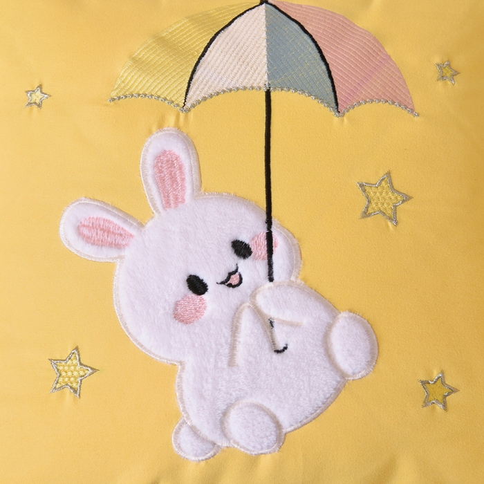 91家纺网 家纺一手货源 找家纺 阳光依佰 2023新款磨毛贴布绣四季款抱枕被-梦里兔 梦里兔-明黄