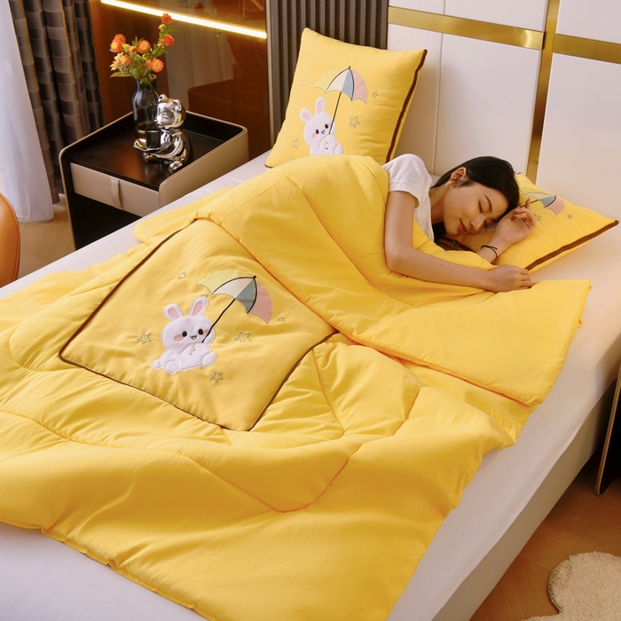 91家纺网 家纺一手货源 找家纺 阳光依佰 2023新款磨毛贴布绣四季款抱枕被-梦里兔 梦里兔-明黄