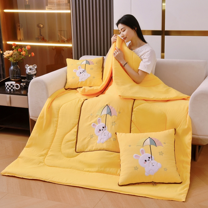 91家纺网 家纺一手货源 找家纺 阳光依佰 2023新款磨毛贴布绣四季款抱枕被-梦里兔 梦里兔-明黄