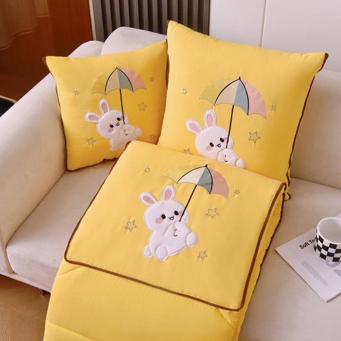 91家纺网 家纺一手货源 找家纺 阳光依佰 2023新款磨毛贴布绣四季款抱枕被-梦里兔 梦里兔-明黄