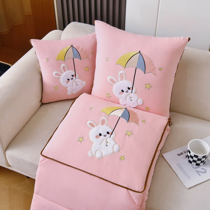 91家纺网 家纺一手货源 找家纺 阳光依佰 2023新款磨毛贴布绣四季款抱枕被-梦里兔 梦里兔-粉色