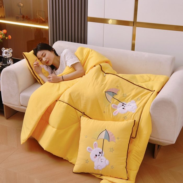 91家纺网 家纺一手货源 找家纺 阳光依佰 2023新款磨毛贴布绣四季款抱枕被-梦里兔 梦里兔-明黄