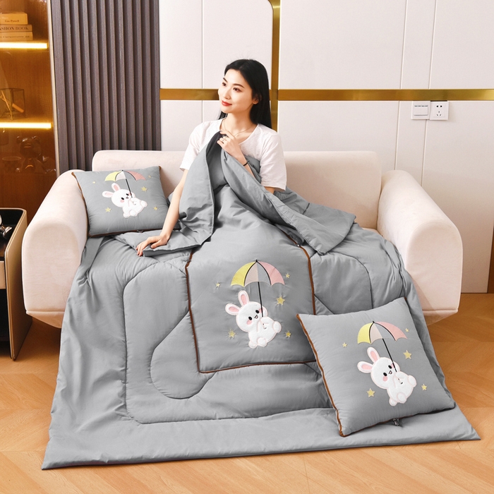 91家纺网 家纺一手货源 找家纺 阳光依佰 2023新款磨毛贴布绣四季款抱枕被-梦里兔 梦里兔-浅灰