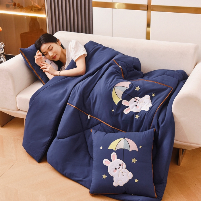 91家纺网 家纺一手货源 找家纺 阳光依佰 2023新款磨毛贴布绣四季款抱枕被-梦里兔 梦里兔-星空蓝