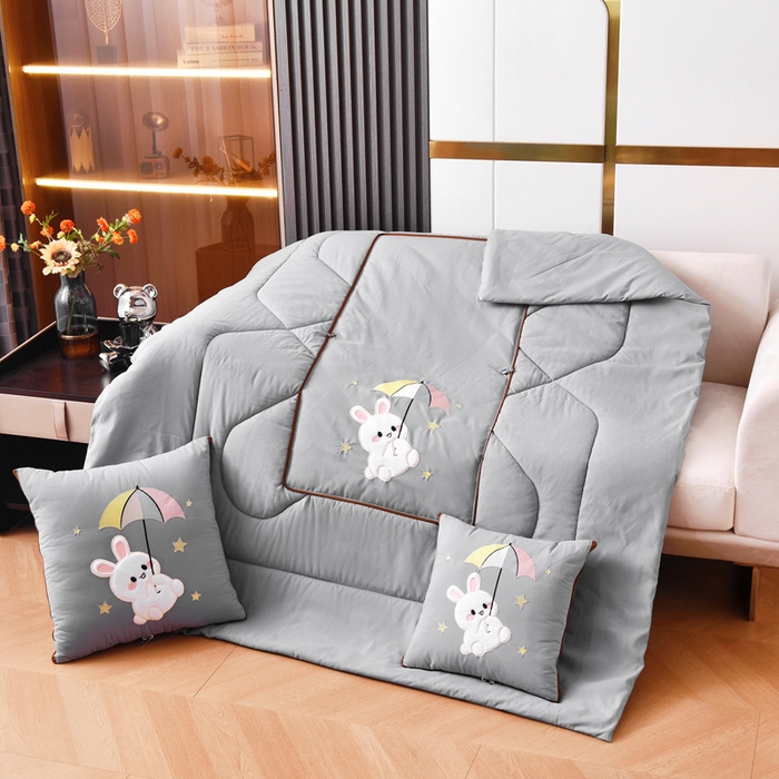 91家纺网 家纺一手货源 找家纺 阳光依佰 2023新款磨毛贴布绣四季款抱枕被-梦里兔 梦里兔-浅灰