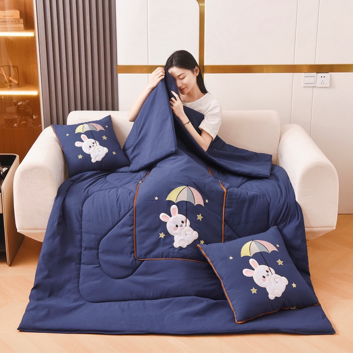 91家纺网 家纺一手货源 找家纺 阳光依佰 2023新款磨毛贴布绣四季款抱枕被-梦里兔 梦里兔-星空蓝