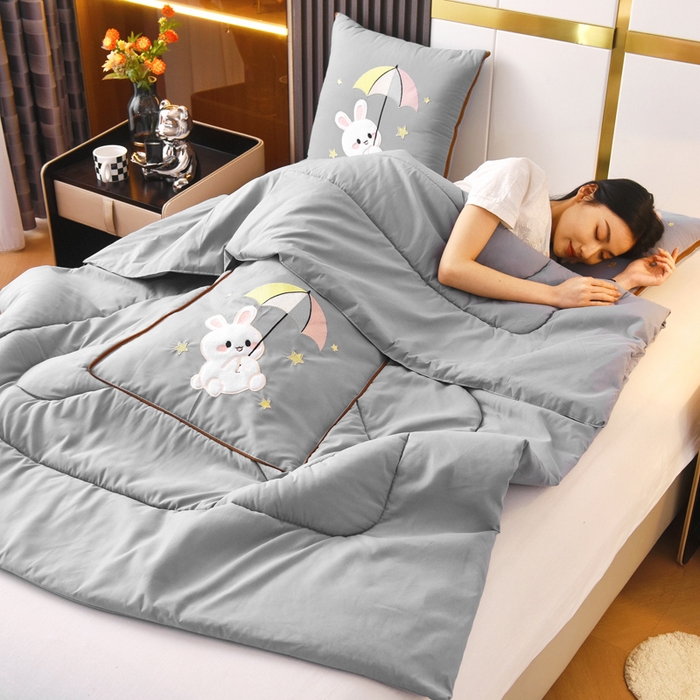 91家纺网 家纺一手货源 找家纺 阳光依佰 2023新款磨毛贴布绣四季款抱枕被-梦里兔 梦里兔-浅灰