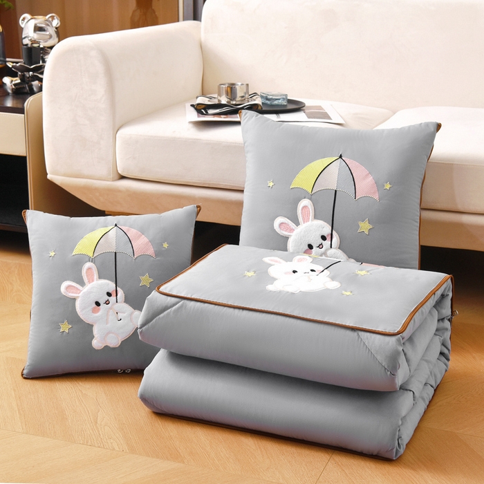 91家纺网 家纺一手货源 找家纺 阳光依佰 2023新款磨毛贴布绣四季款抱枕被-梦里兔 梦里兔-浅灰