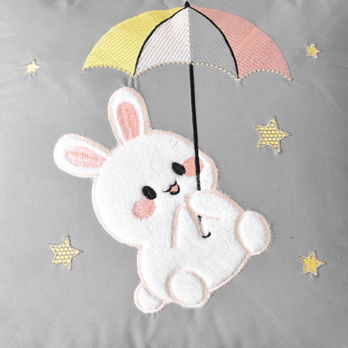 91家纺网 家纺一手货源 找家纺 阳光依佰 2023新款磨毛贴布绣四季款抱枕被-梦里兔 梦里兔-浅灰