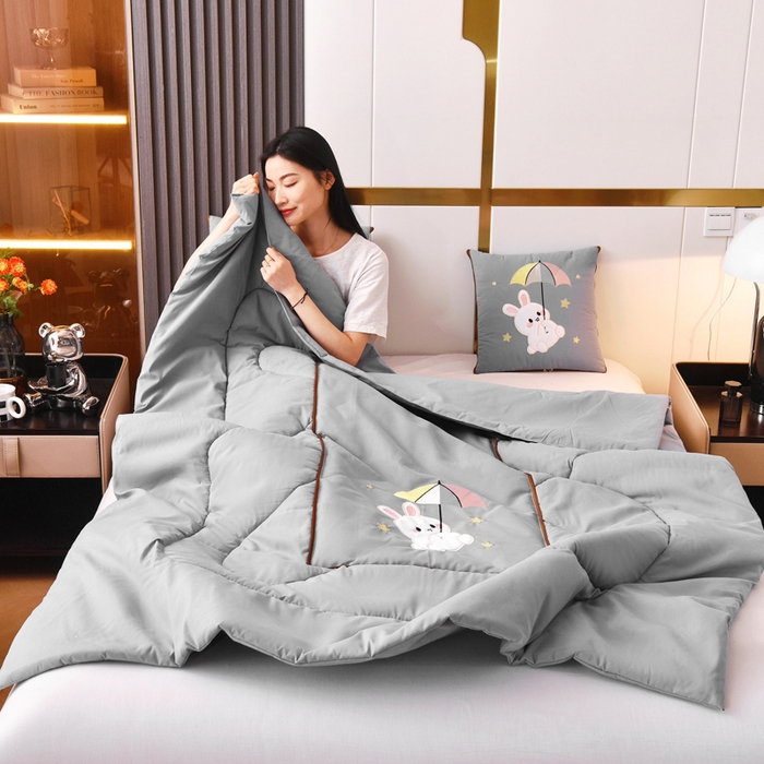 91家纺网 家纺一手货源 找家纺 阳光依佰 2023新款磨毛贴布绣四季款抱枕被-梦里兔 梦里兔-浅灰