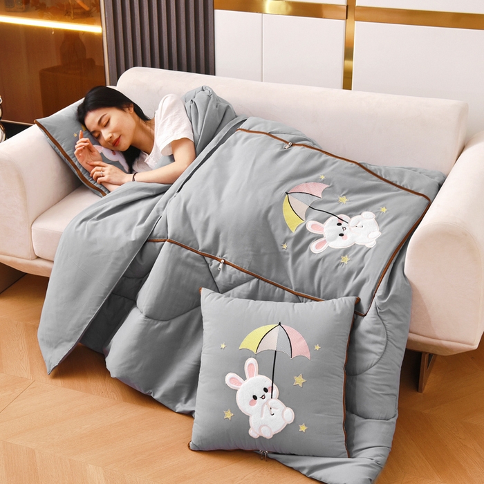 91家纺网 家纺一手货源 找家纺 阳光依佰 2023新款磨毛贴布绣四季款抱枕被-梦里兔 梦里兔-浅灰