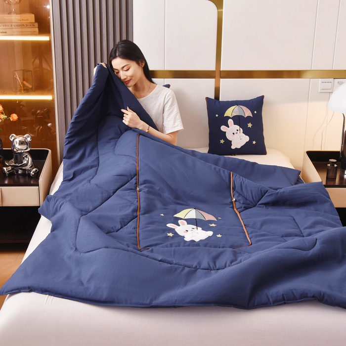 91家纺网 家纺一手货源 找家纺 阳光依佰 2023新款磨毛贴布绣四季款抱枕被-梦里兔 梦里兔-星空蓝