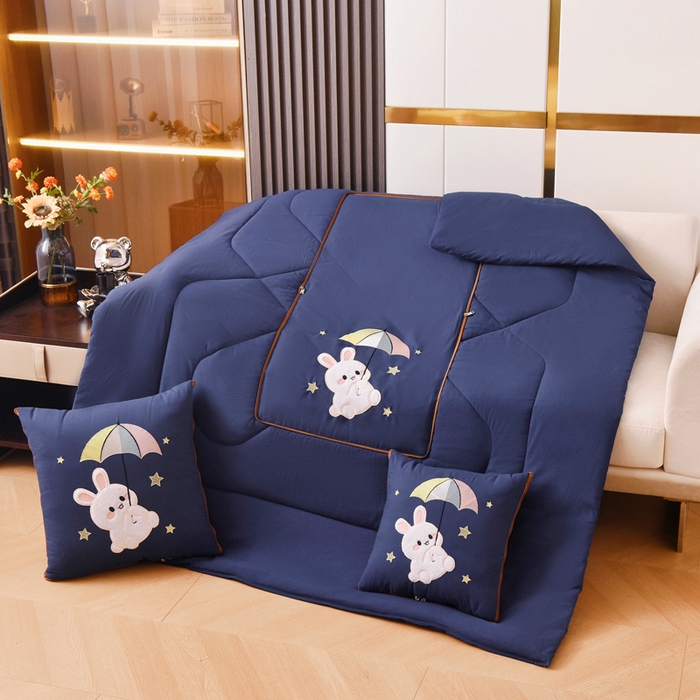 91家纺网 家纺一手货源 找家纺 阳光依佰 2023新款磨毛贴布绣四季款抱枕被-梦里兔 梦里兔-星空蓝