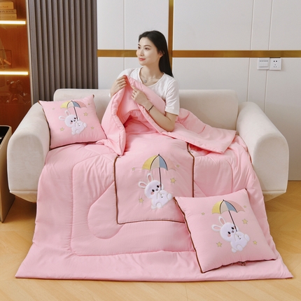 91家纺网 家纺一手货源 找家纺 （总）阳光依佰 2023新款磨毛贴布绣四季款抱枕被-梦里兔