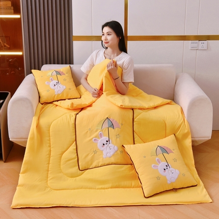 91家纺网 家纺一手货源 找家纺 （总）阳光依佰 2023新款磨毛贴布绣四季款抱枕被-梦里兔