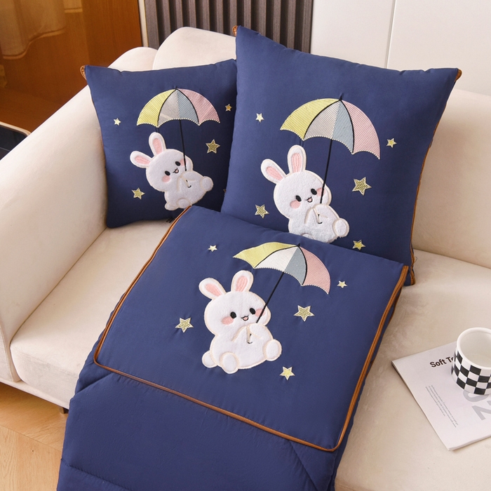 91家纺网 家纺一手货源 找家纺 阳光依佰 2023新款磨毛贴布绣四季款抱枕被-梦里兔 梦里兔-星空蓝