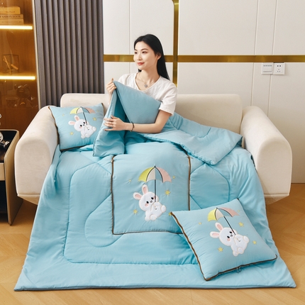 91家纺网 家纺一手货源 找家纺 （总）阳光依佰 2023新款磨毛贴布绣四季款抱枕被-梦里兔