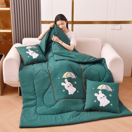 91家纺网 家纺一手货源 找家纺 （总）阳光依佰 2023新款磨毛贴布绣四季款抱枕被-梦里兔