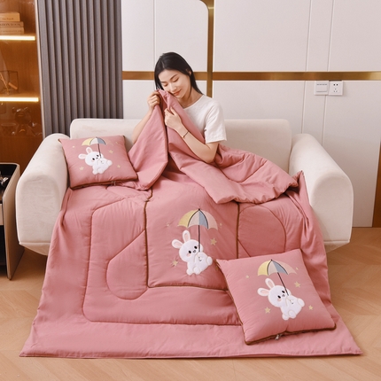 91家纺网 家纺一手货源 找家纺 （总）阳光依佰 2023新款磨毛贴布绣四季款抱枕被-梦里兔