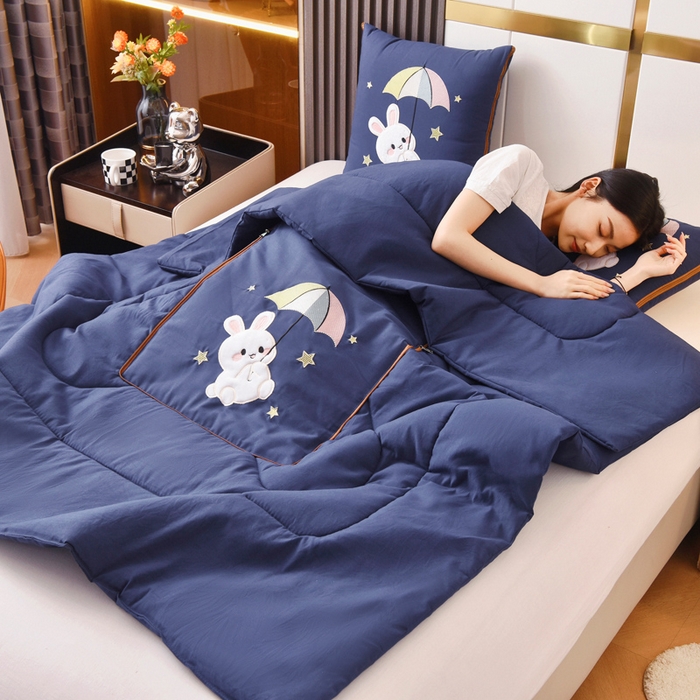 91家纺网 家纺一手货源 找家纺 阳光依佰 2023新款磨毛贴布绣四季款抱枕被-梦里兔 梦里兔-星空蓝