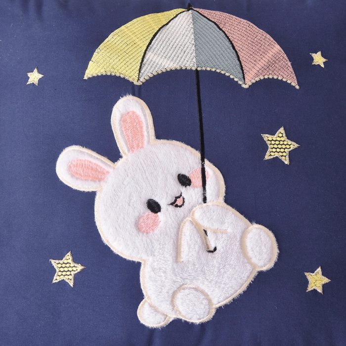 91家纺网 家纺一手货源 找家纺 阳光依佰 2023新款磨毛贴布绣四季款抱枕被-梦里兔 梦里兔-星空蓝