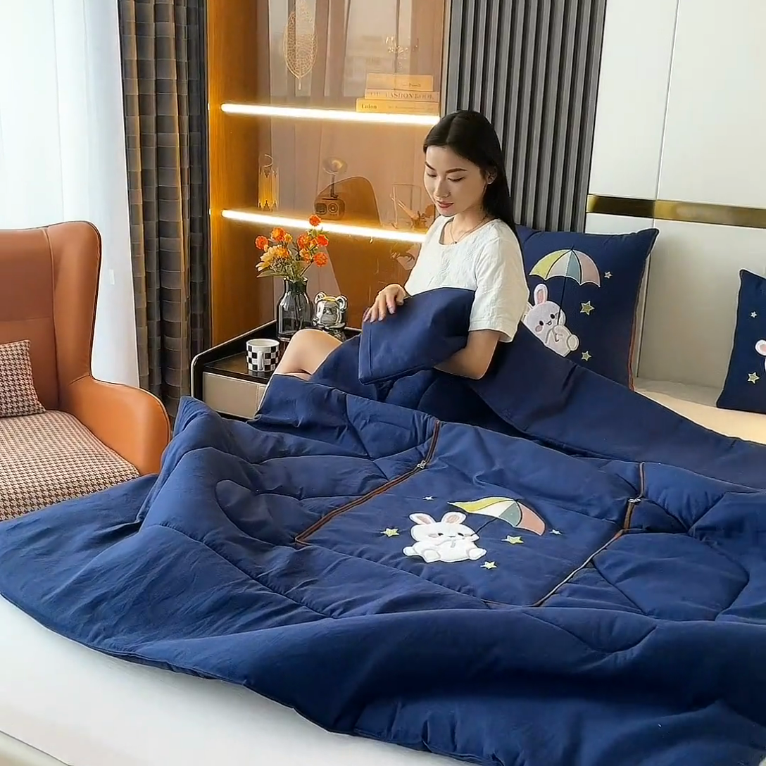 91家纺网 家纺一手货源 找家纺 阳光依佰 2023新款磨毛贴布绣四季款抱枕被-梦里兔 梦里兔-星空蓝