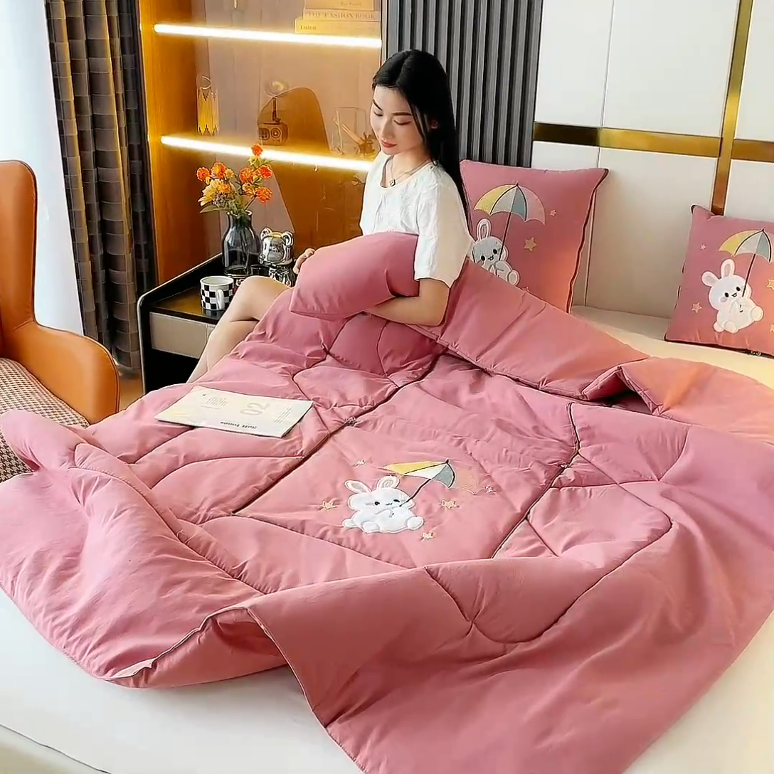 91家纺网 家纺一手货源 找家纺 阳光依佰 2023新款磨毛贴布绣四季款抱枕被-梦里兔 梦里兔-豆沙