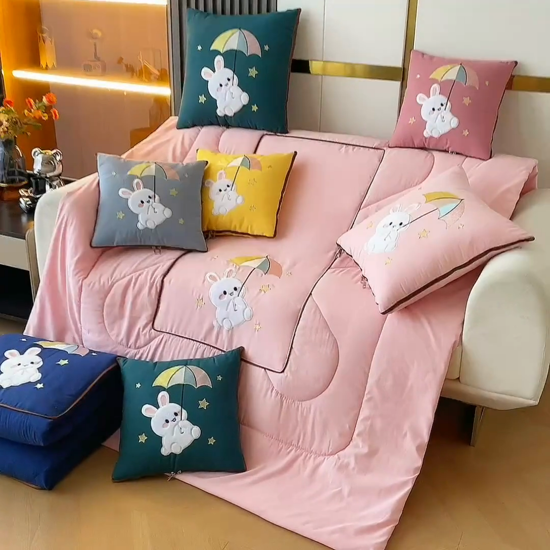 91家纺网 家纺一手货源 找家纺 阳光依佰 2023新款磨毛贴布绣四季款抱枕被-梦里兔 梦里兔-粉色