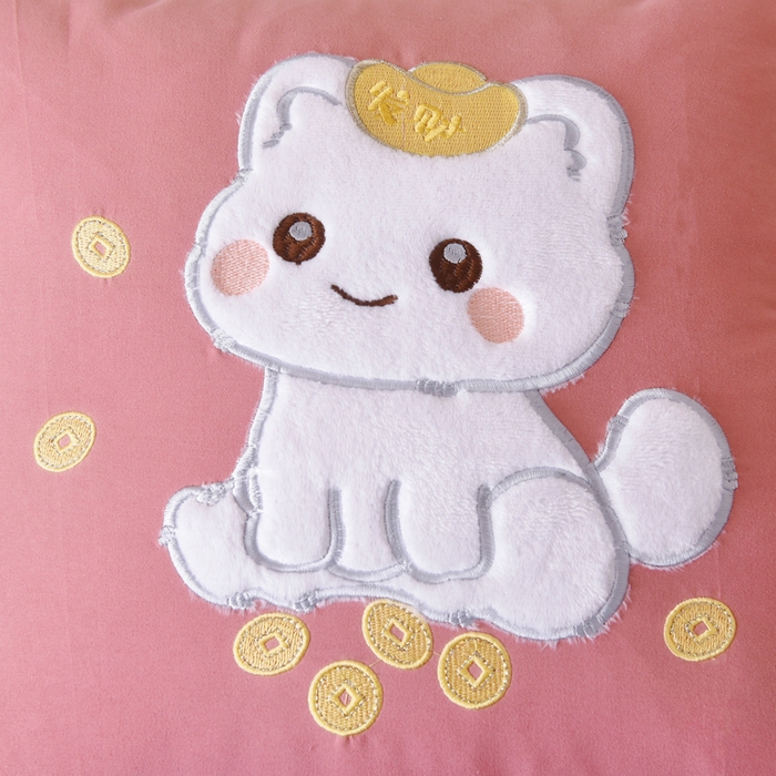 91家纺网 家纺一手货源 找家纺 阳光依佰 2023新款磨毛贴布绣四季款抱枕被-发财猫 发财猫-豆沙