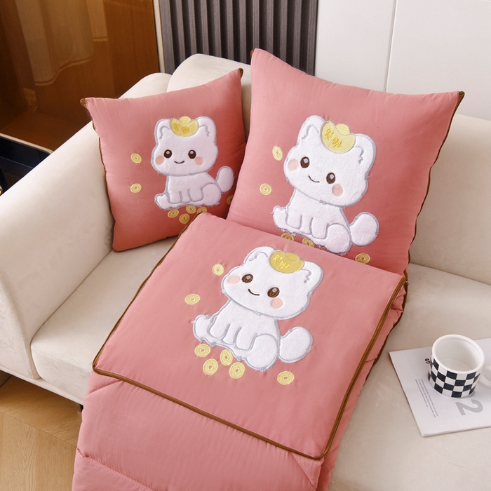 91家纺网 家纺一手货源 找家纺 阳光依佰 2023新款磨毛贴布绣四季款抱枕被-发财猫 发财猫-豆沙