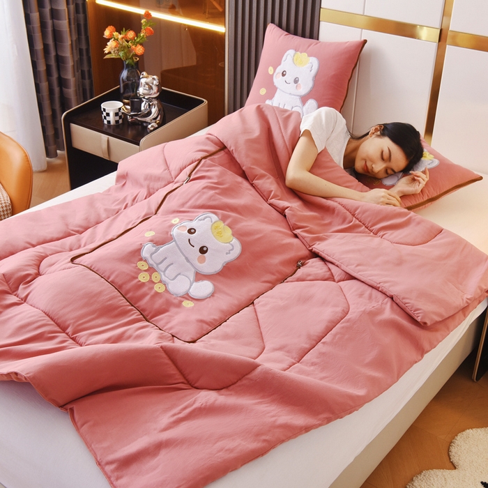 91家纺网 家纺一手货源 找家纺 阳光依佰 2023新款磨毛贴布绣四季款抱枕被-发财猫 发财猫-豆沙