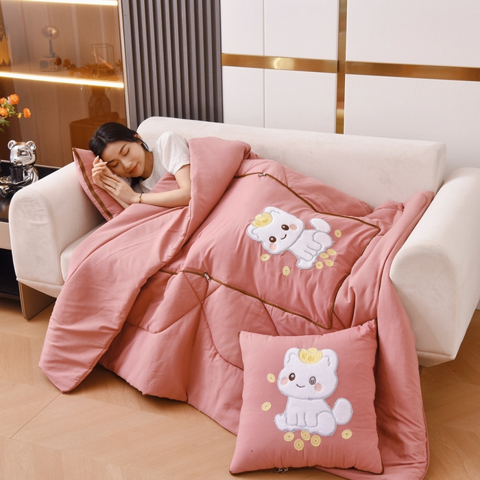 91家纺网 家纺一手货源 找家纺 阳光依佰 2023新款磨毛贴布绣四季款抱枕被-发财猫 发财猫-豆沙