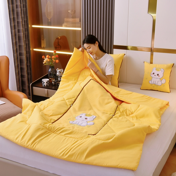 91家纺网 家纺一手货源 找家纺 阳光依佰 2023新款磨毛贴布绣四季款抱枕被-发财猫 发财猫-明黄