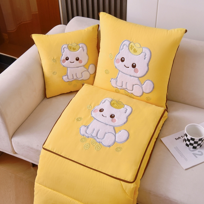 91家纺网 家纺一手货源 找家纺 阳光依佰 2023新款磨毛贴布绣四季款抱枕被-发财猫 发财猫-明黄
