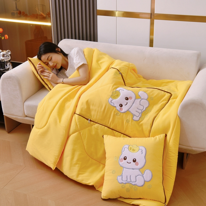 91家纺网 家纺一手货源 找家纺 阳光依佰 2023新款磨毛贴布绣四季款抱枕被-发财猫 发财猫-明黄