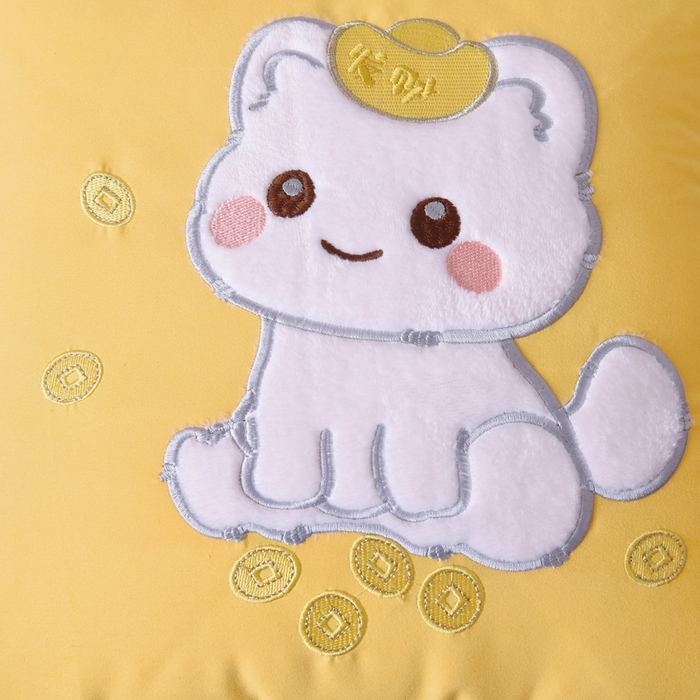 91家纺网 家纺一手货源 找家纺 阳光依佰 2023新款磨毛贴布绣四季款抱枕被-发财猫 发财猫-明黄