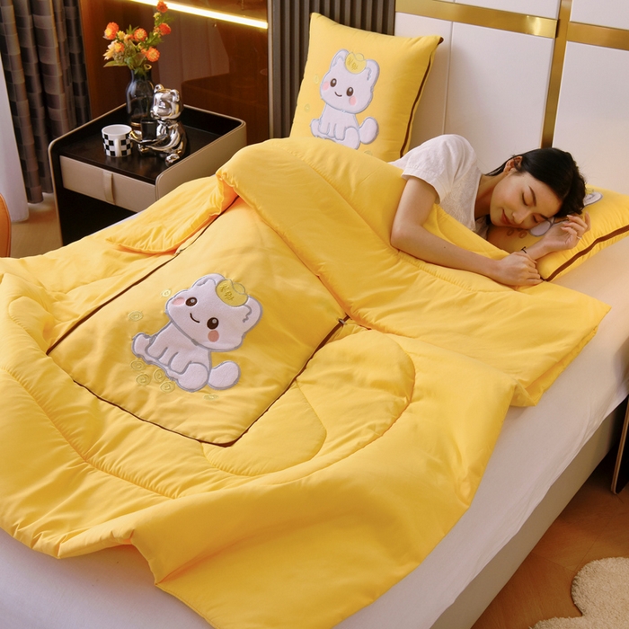 91家纺网 家纺一手货源 找家纺 阳光依佰 2023新款磨毛贴布绣四季款抱枕被-发财猫 发财猫-明黄