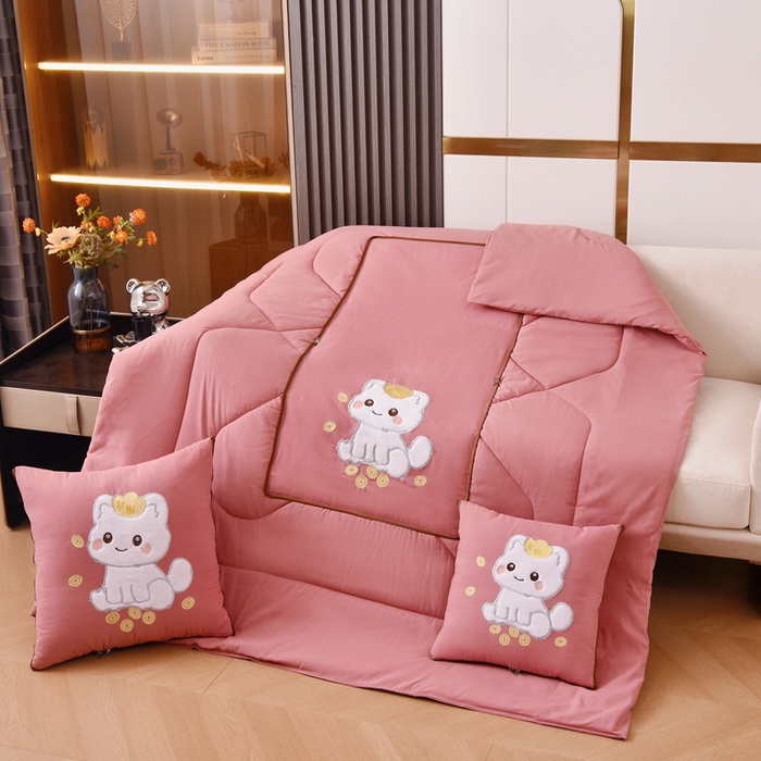 91家纺网 家纺一手货源 找家纺 阳光依佰 2023新款磨毛贴布绣四季款抱枕被-发财猫 发财猫-豆沙