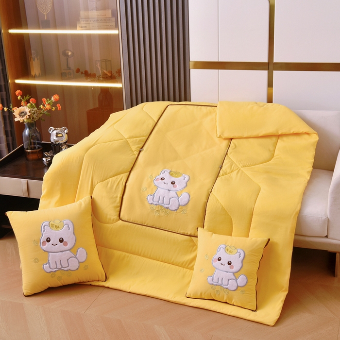 91家纺网 家纺一手货源 找家纺 阳光依佰 2023新款磨毛贴布绣四季款抱枕被-发财猫 发财猫-明黄