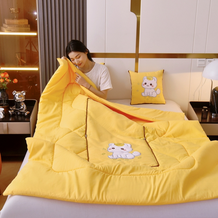 91家纺网 家纺一手货源 找家纺 阳光依佰 2023新款磨毛贴布绣四季款抱枕被-发财猫 发财猫-明黄