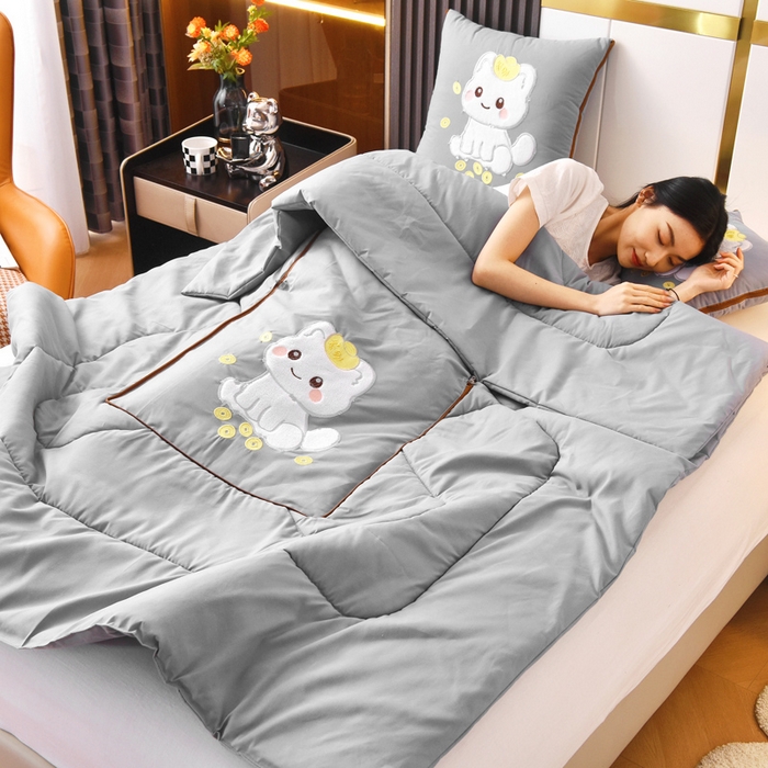 91家纺网 家纺一手货源 找家纺 阳光依佰 2023新款磨毛贴布绣四季款抱枕被-发财猫 发财猫-浅灰