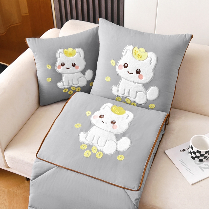 91家纺网 家纺一手货源 找家纺 阳光依佰 2023新款磨毛贴布绣四季款抱枕被-发财猫 发财猫-浅灰