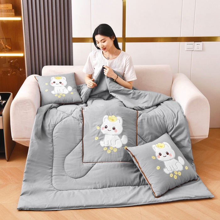 91家纺网 家纺一手货源 找家纺 阳光依佰 2023新款磨毛贴布绣四季款抱枕被-发财猫 发财猫-浅灰