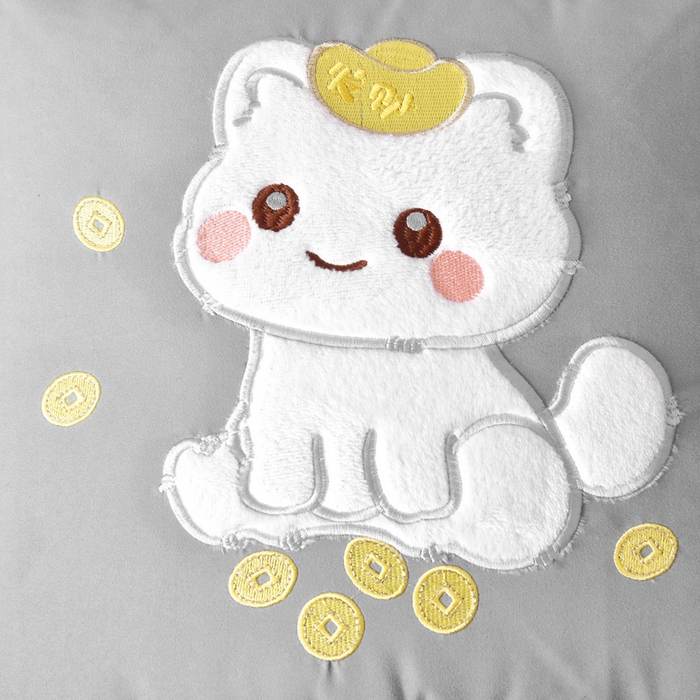 91家纺网 家纺一手货源 找家纺 阳光依佰 2023新款磨毛贴布绣四季款抱枕被-发财猫 发财猫-浅灰